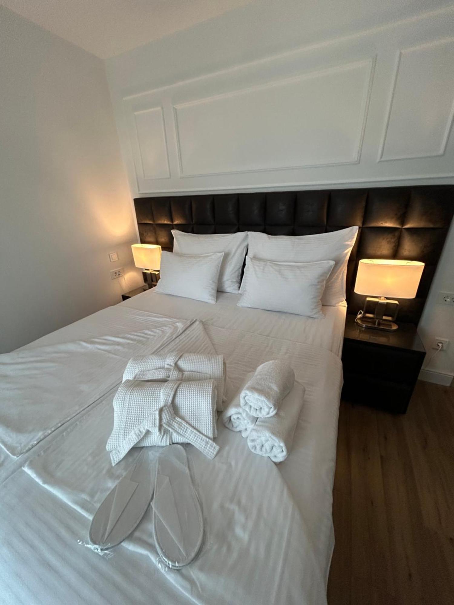 Apartment Daphne Luxe Retreat -sea View-king Size Bed- Supetar